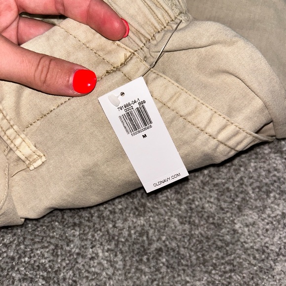 Old Navy Women's Beige Cargo Shorts - Picture 4 of 4